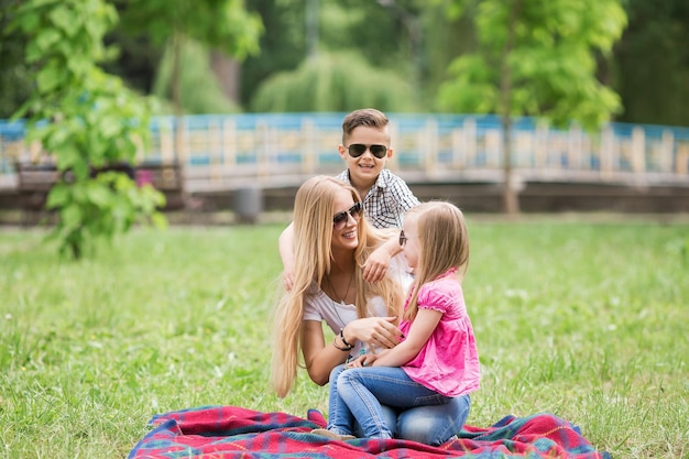 Famiglia che corre attraverso il campo lasciando volare l'aquilone