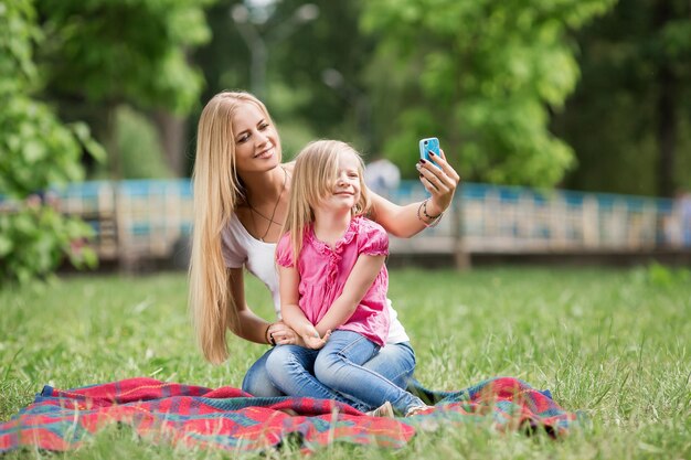 Famiglia che corre attraverso il campo lasciando volare l'aquilone