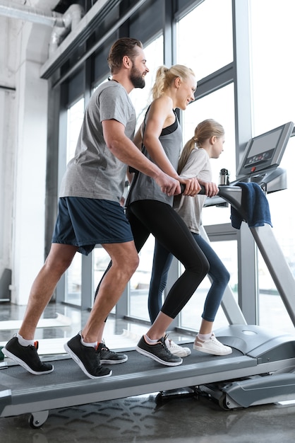 Famiglia che corre sul tapis roulant