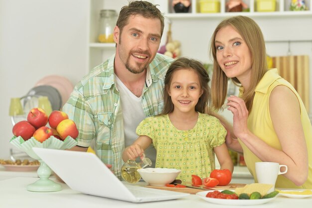 Famiglia che cucina insieme al tavolo della cucina