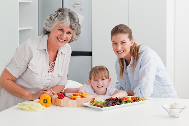 Famiglia che cucina insieme in cucina a casa