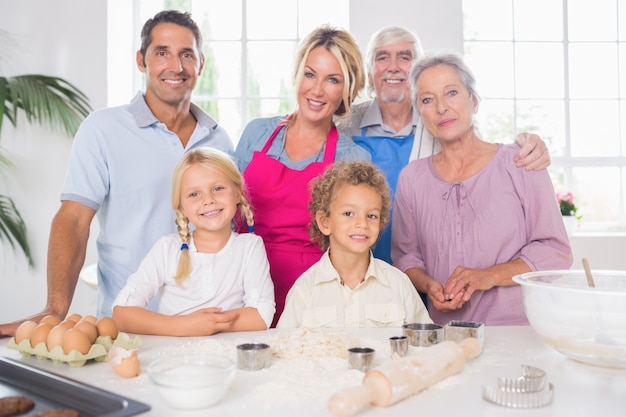 Famiglia che cucina insieme