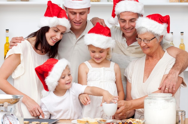 Famiglia che cuoce dolci e dolci natalizi in cucina