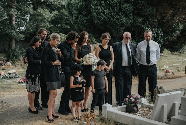 Famiglia che dà i loro ultimi ciao al cimitero