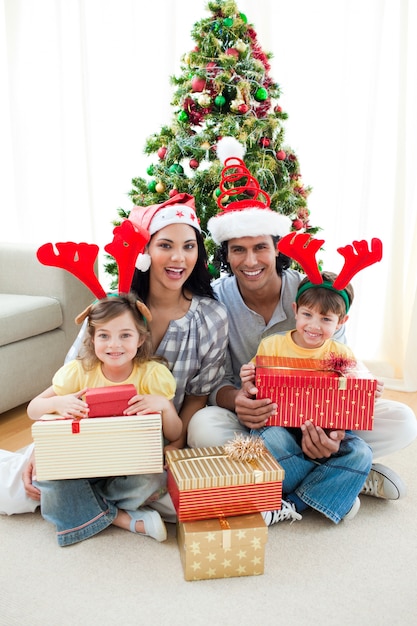 Famiglia che decora un albero di Natale