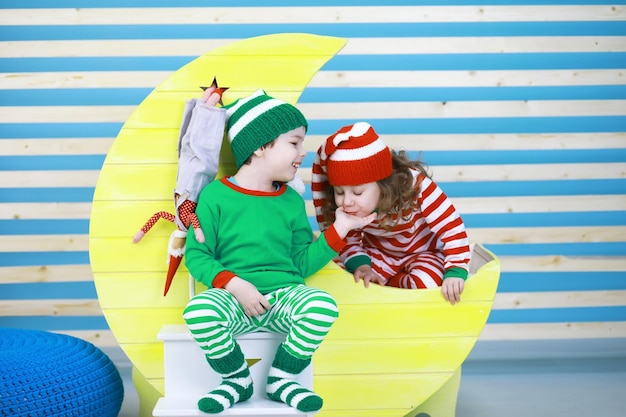 Famiglia che decora un bellissimo albero di Natale dal vivo Famiglia amorevole con regali in camera Famiglia felice in vacanza