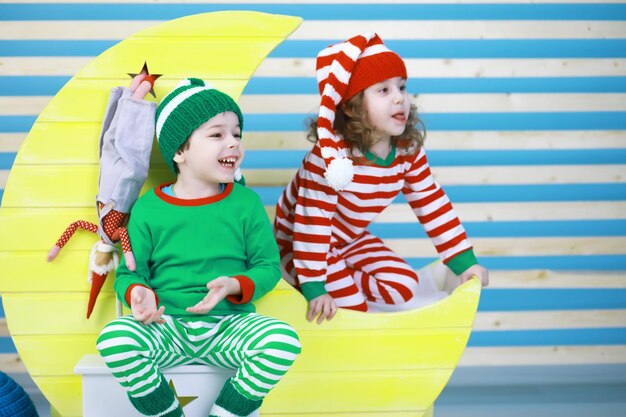 Famiglia che decora un bellissimo albero di Natale dal vivo Famiglia amorevole con regali in camera Famiglia felice in vacanza