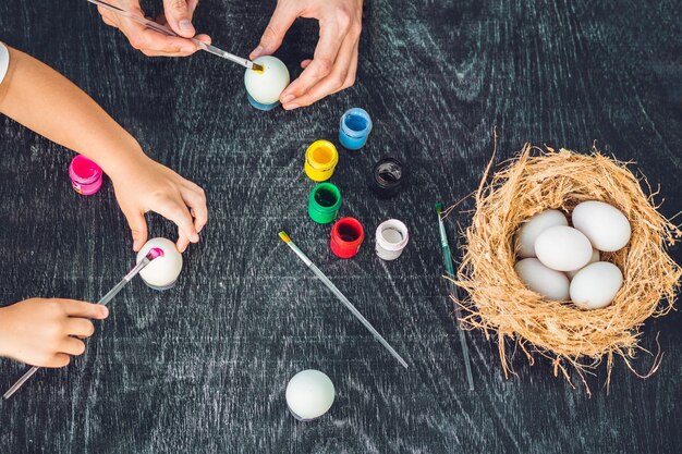 Famiglia che dipinge le uova di Pasqua insieme