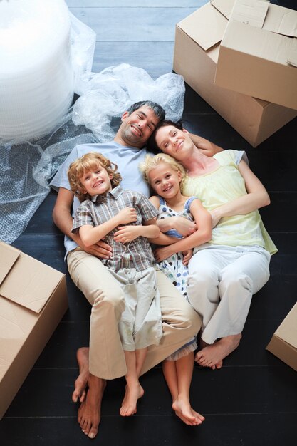 Famiglia che dorme nella sua nuova casa