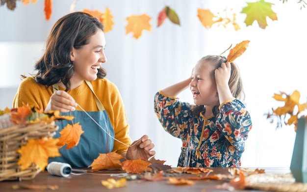 Famiglia che fa arredamento autunnale