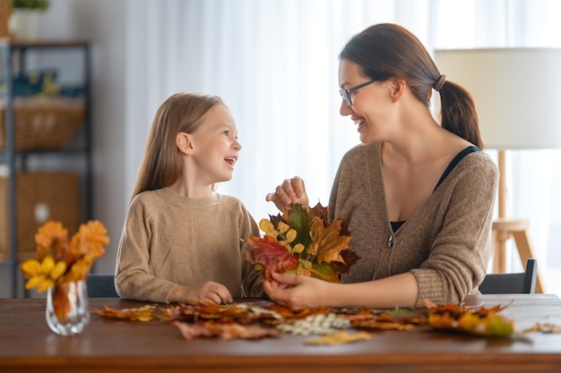 Famiglia che fa arredamento autunnale