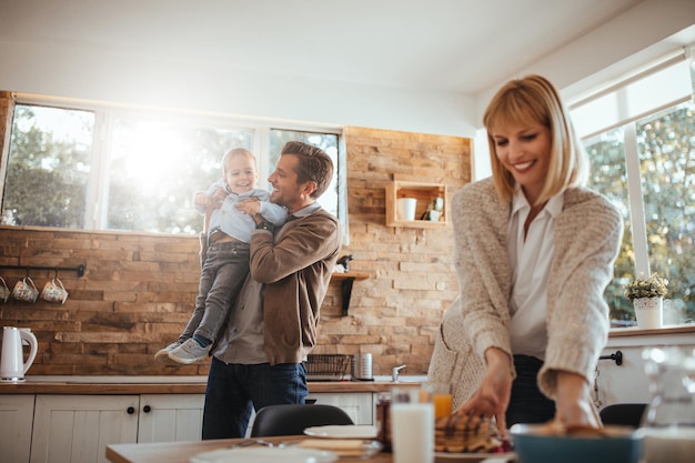 Famiglia che fa colazione a casa