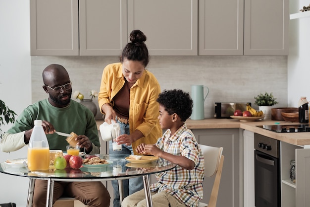 Famiglia che fa colazione in cucina