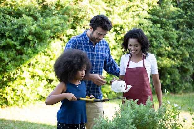 Famiglia che fa giardinaggio insieme