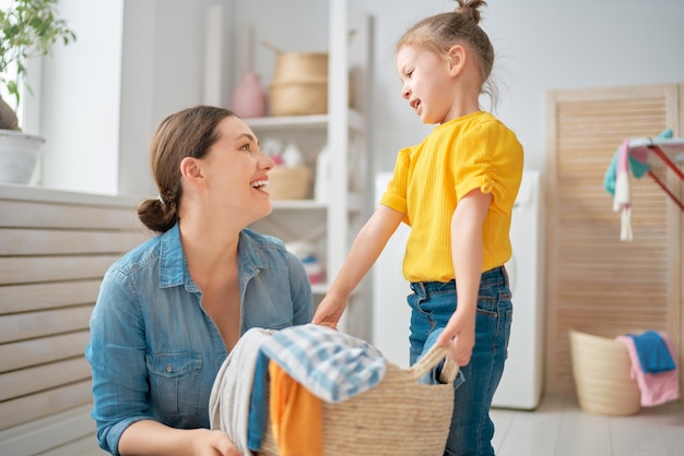 Famiglia che fa il bucato