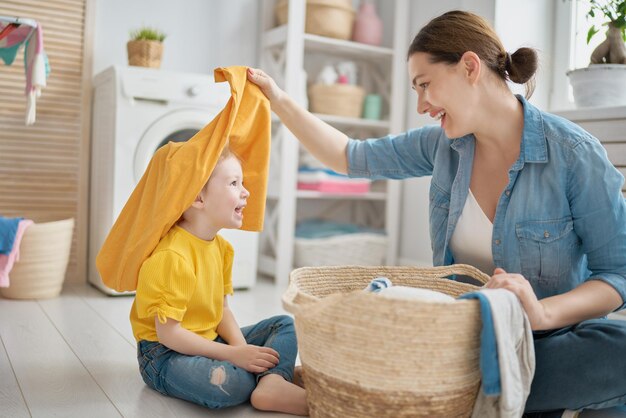 Famiglia che fa il bucato