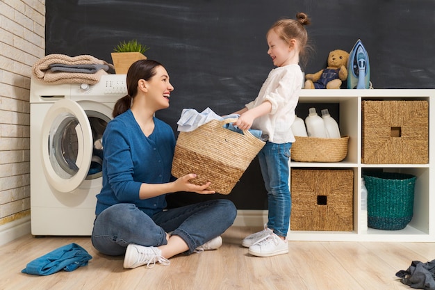 Famiglia che fa il bucato