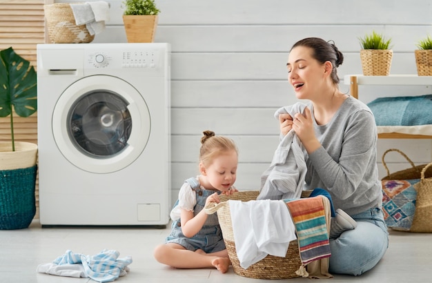 Famiglia che fa il bucato