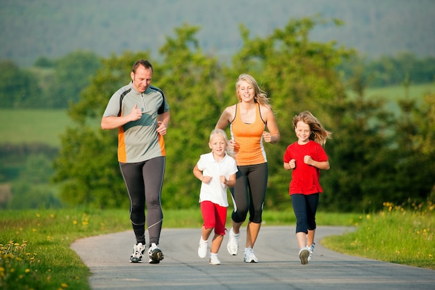 Famiglia che fa jogging all&#39;aperto