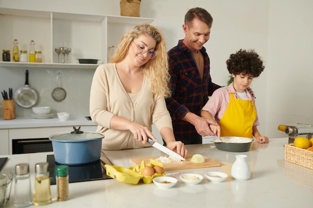 Famiglia che fa la besciamella