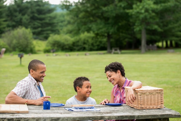 Famiglia che fa un picnic in estate