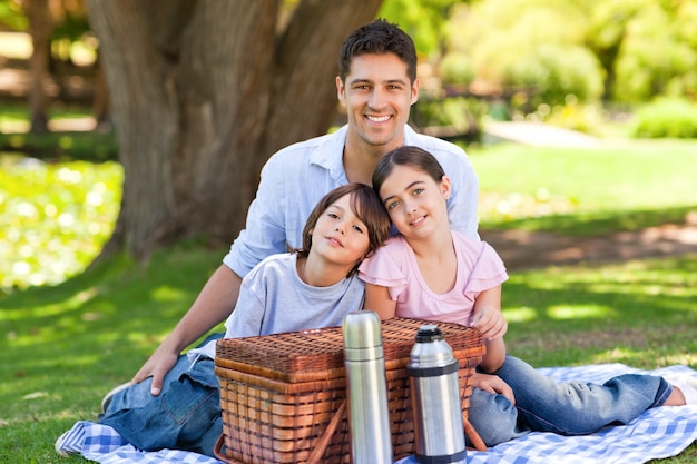 Famiglia che fa un picnic nel parco