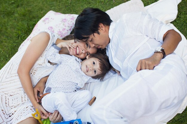 Famiglia che fa un picnic nel parco