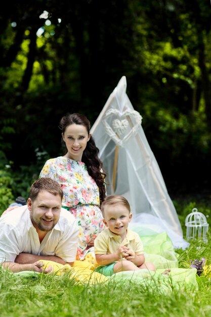 Famiglia che fa un picnic nel parco