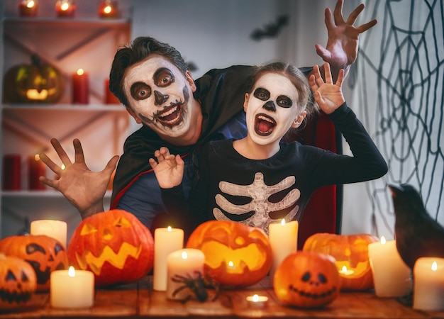 Famiglia che festeggia Halloween