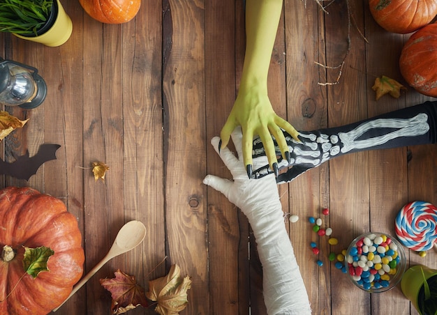 Famiglia che festeggia Halloween