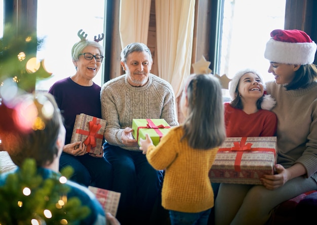 Famiglia che festeggia il Natale