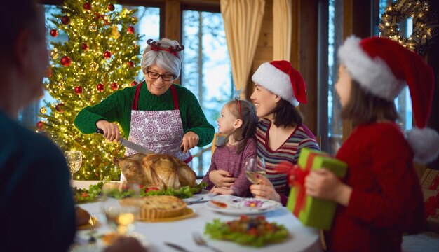 Famiglia che festeggia il Natale