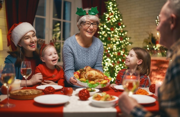 Famiglia che festeggia il Natale