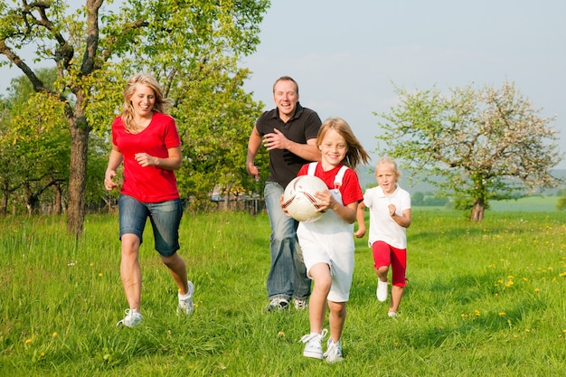 Famiglia che gioca a baseball