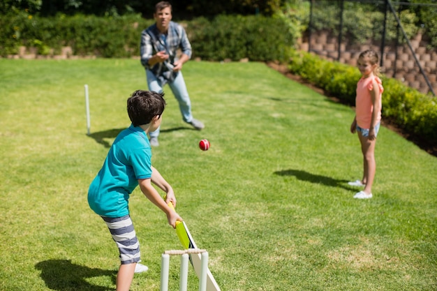 Famiglia che gioca a cricket nel parco