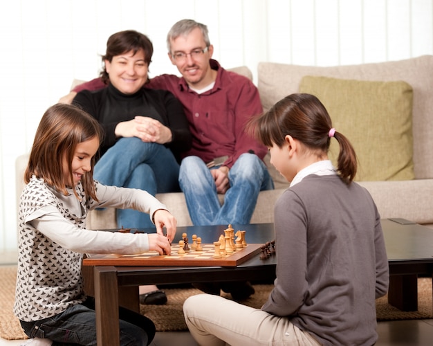 famiglia che gioca a scacchi a casa