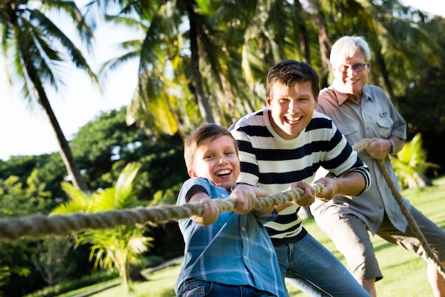 Famiglia che gioca al tiro alla fune