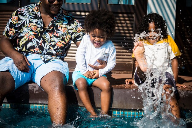 Famiglia che gioca in una piscina