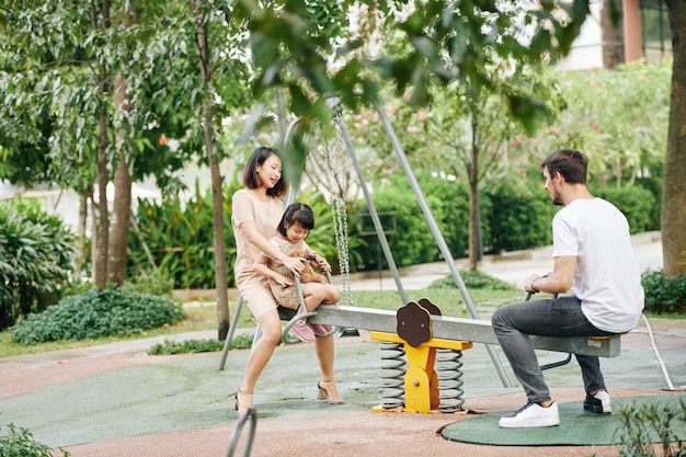 Famiglia che gioca sull'altalena