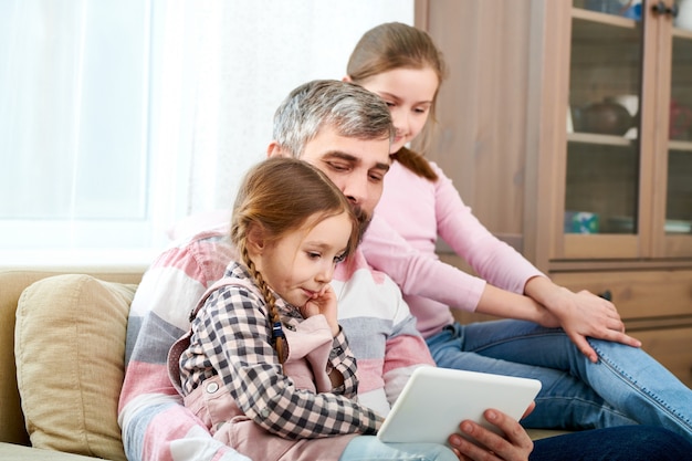 Famiglia che gode del fine settimana pigro