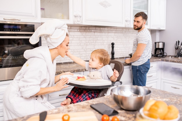 Famiglia che gode della mattina in cucina