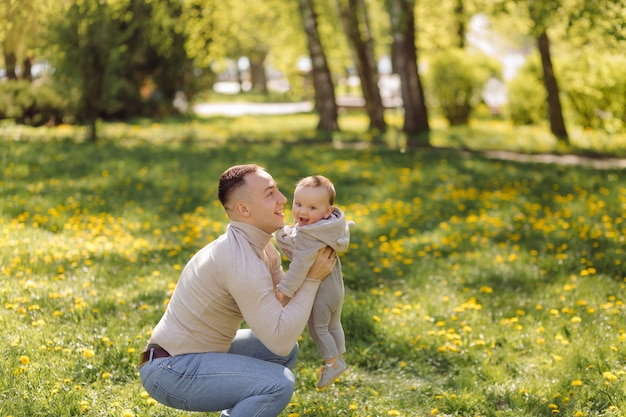 Famiglia che gode della passeggiata nel parco