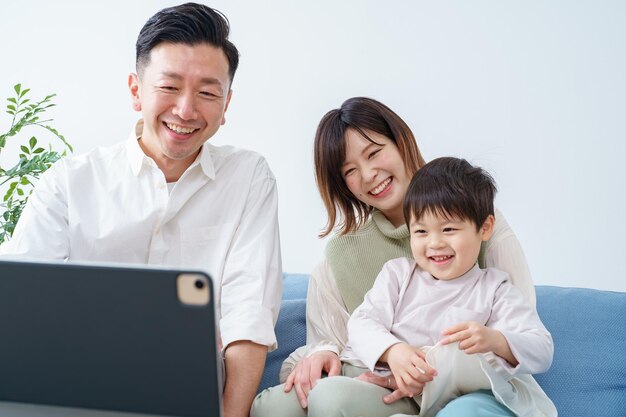 Famiglia che guarda lo schermo di un tablet PC all'interno