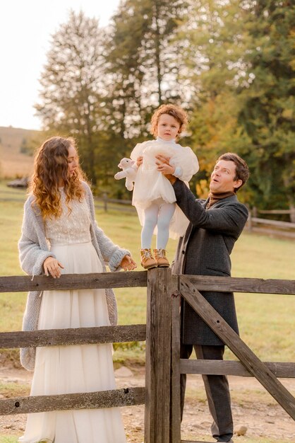 Famiglia che ha resto nel parco estivo