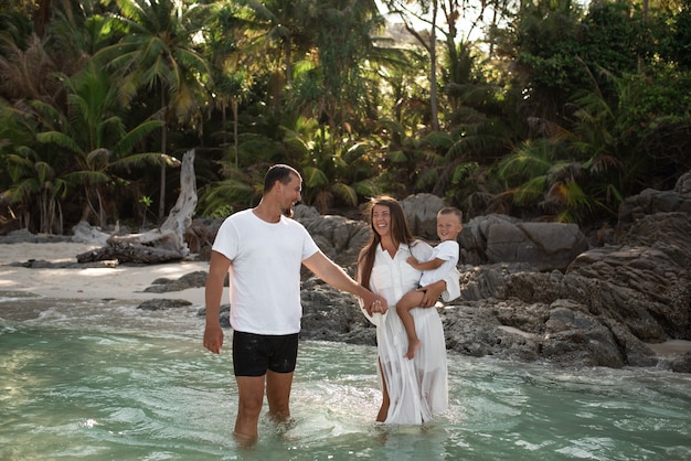 famiglia che ha resto sulla spiaggia di sabbia