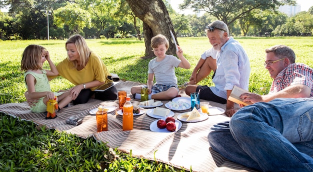 Famiglia che ha un picnic nel parco