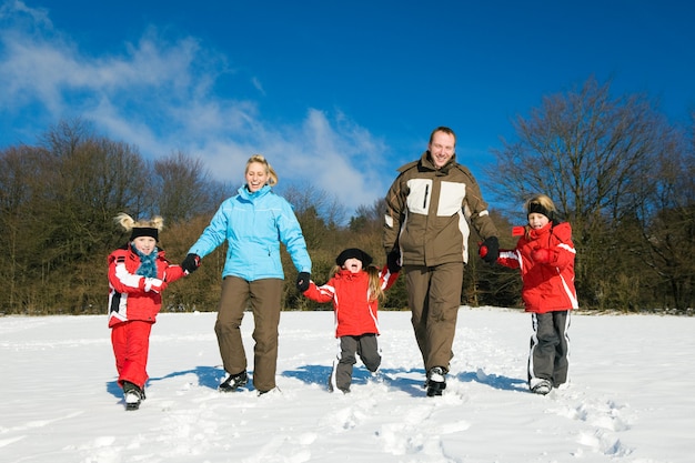 Famiglia che ha una passeggiata nella neve