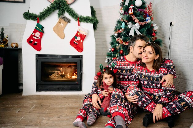 Famiglia che indossa pigiami natalizi coordinati