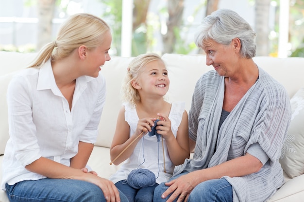 Famiglia che lavora a maglia insieme a casa