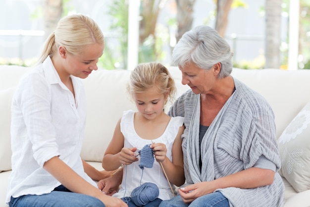 Famiglia che lavora a maglia insieme a casa